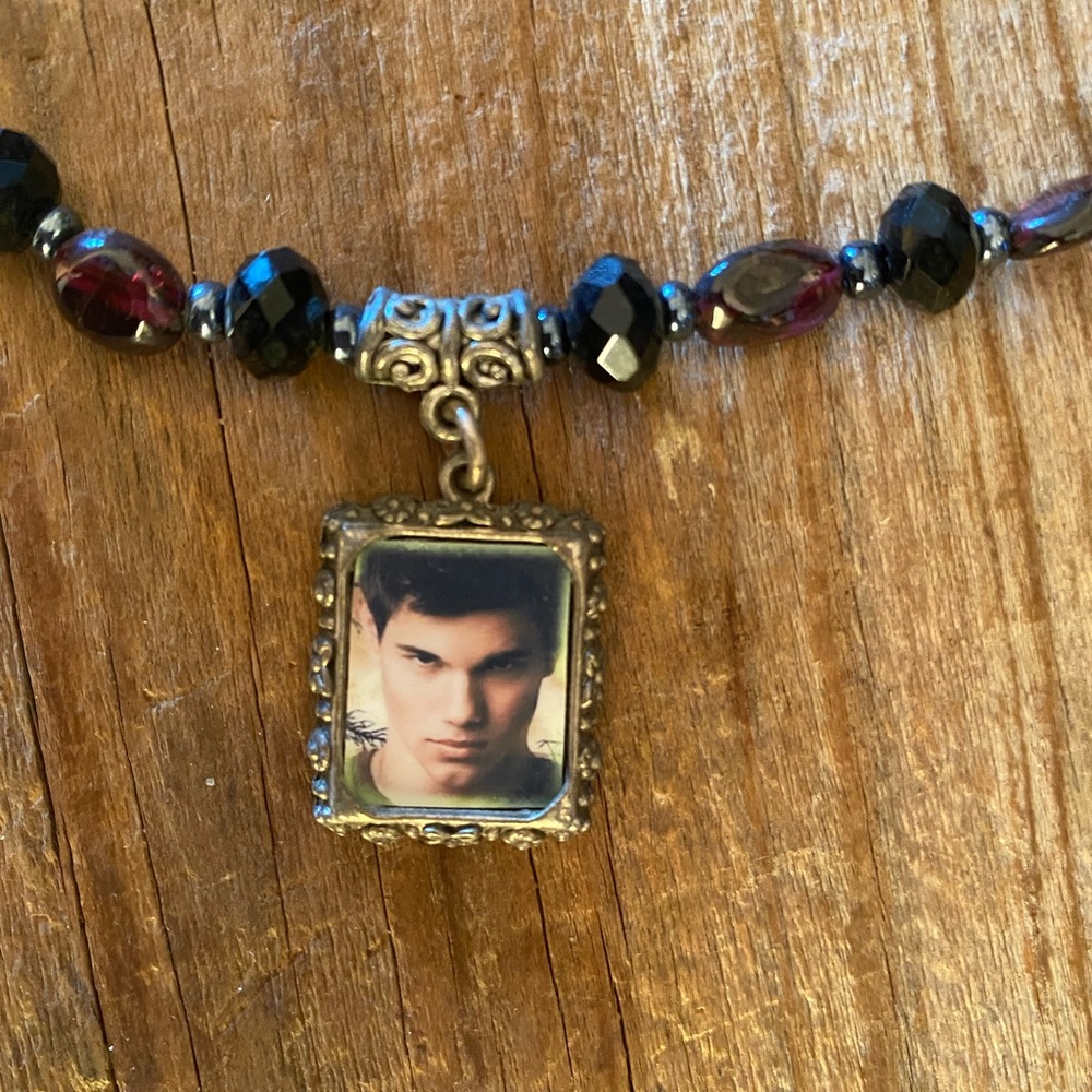 Cool hand beaded ✨ TWILIGHT ✨ necklace 🐾 Jacob 🐾 pendant 👑garnet👑 NOSTALGIA